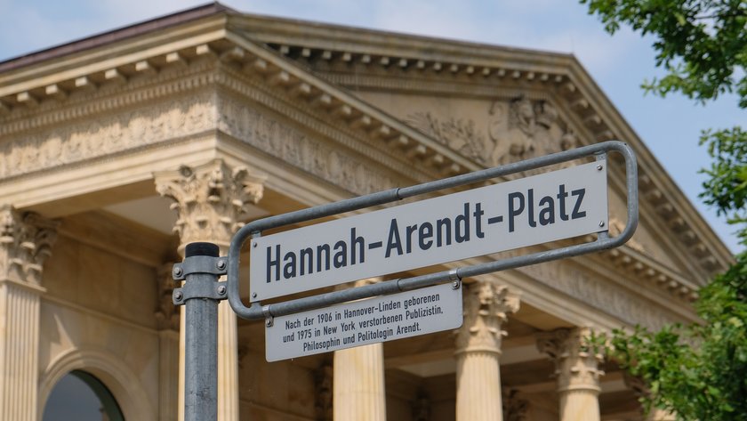 Straßenschild "Hannah-Arendt-Platz" mit Erläuterung, wer Hannah Arendt war.