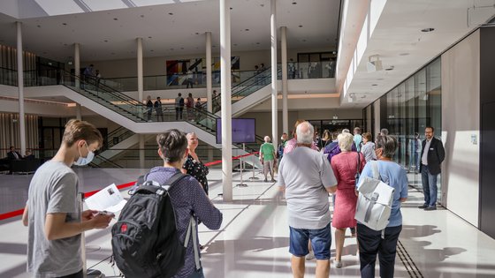 Menschen in der Portikushalle des Landtages.