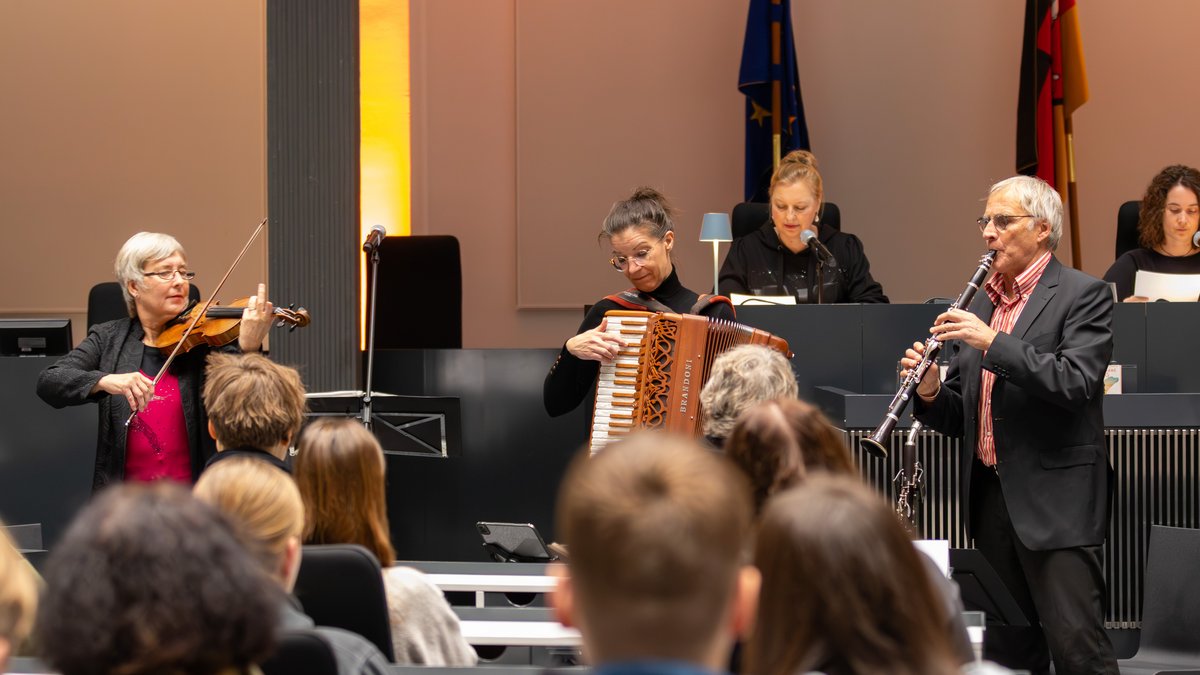 Roswitha Dasch und das Finkelstein Trio musizieren vor einem Publikum aus Schülerinnen und Schülern.