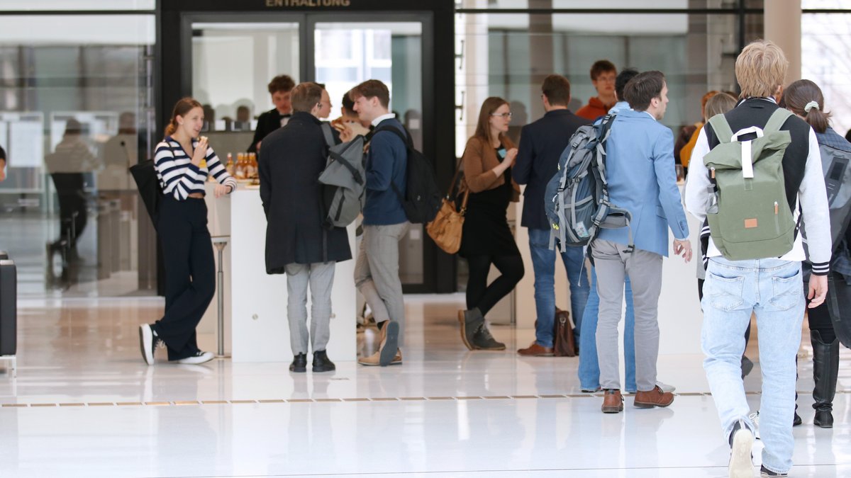 Jugendliche im Landtag während "Jugend debattiert"