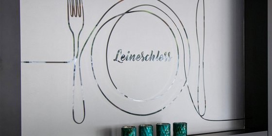Dekorative Wandgestaltung mit Schriftzug des Restaurants „Leineschloss“