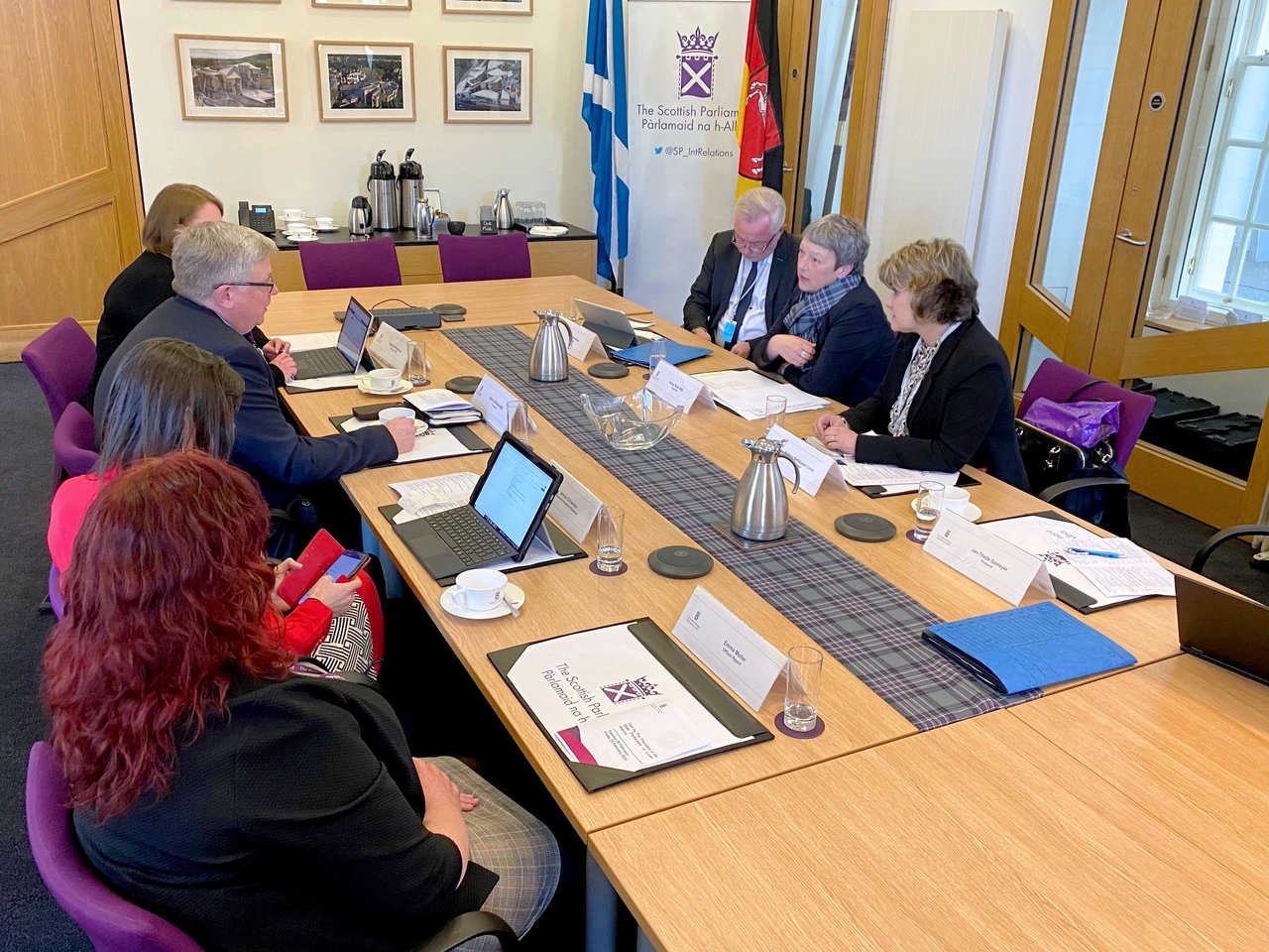 Die Präsidentin tauscht sich mit Presiding Officer Johnstone und zahlreichen anderen Akteurinnen und Akteuren unter anderem über die Funktionsweise des schottischen Parlaments und aktuellen politischen Themen aus.