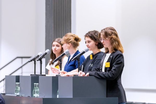 Bild: © Niedersächsischer Landtag Finalistinnen der Altersgruppe 1