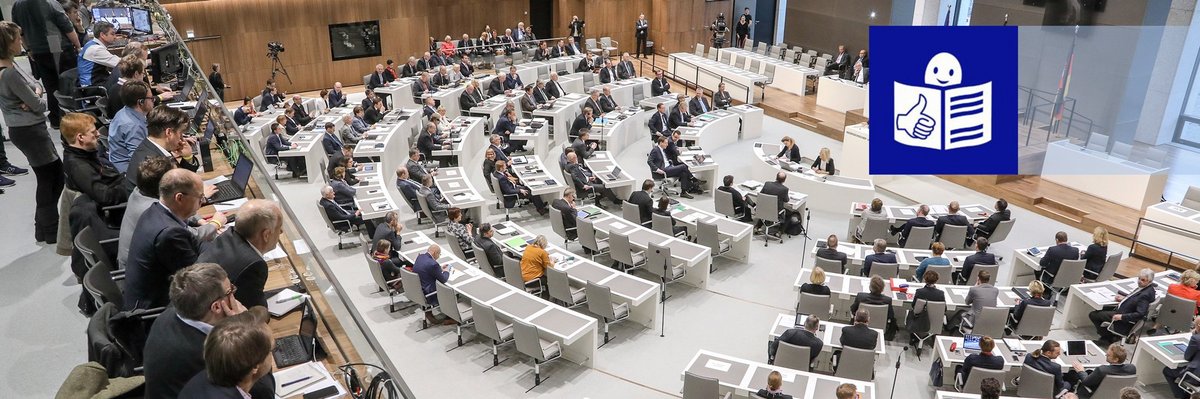 Blick der Medien auf das Plenum, darüber das Logo für die Leichte Sprache