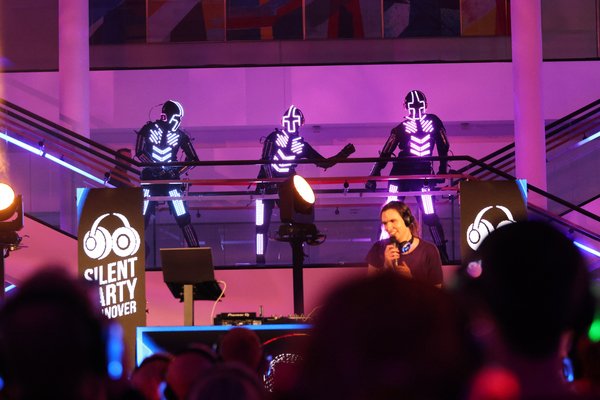 Vorführung während der Silent Party auf der Niedersachsentreppe in der Portikushalle