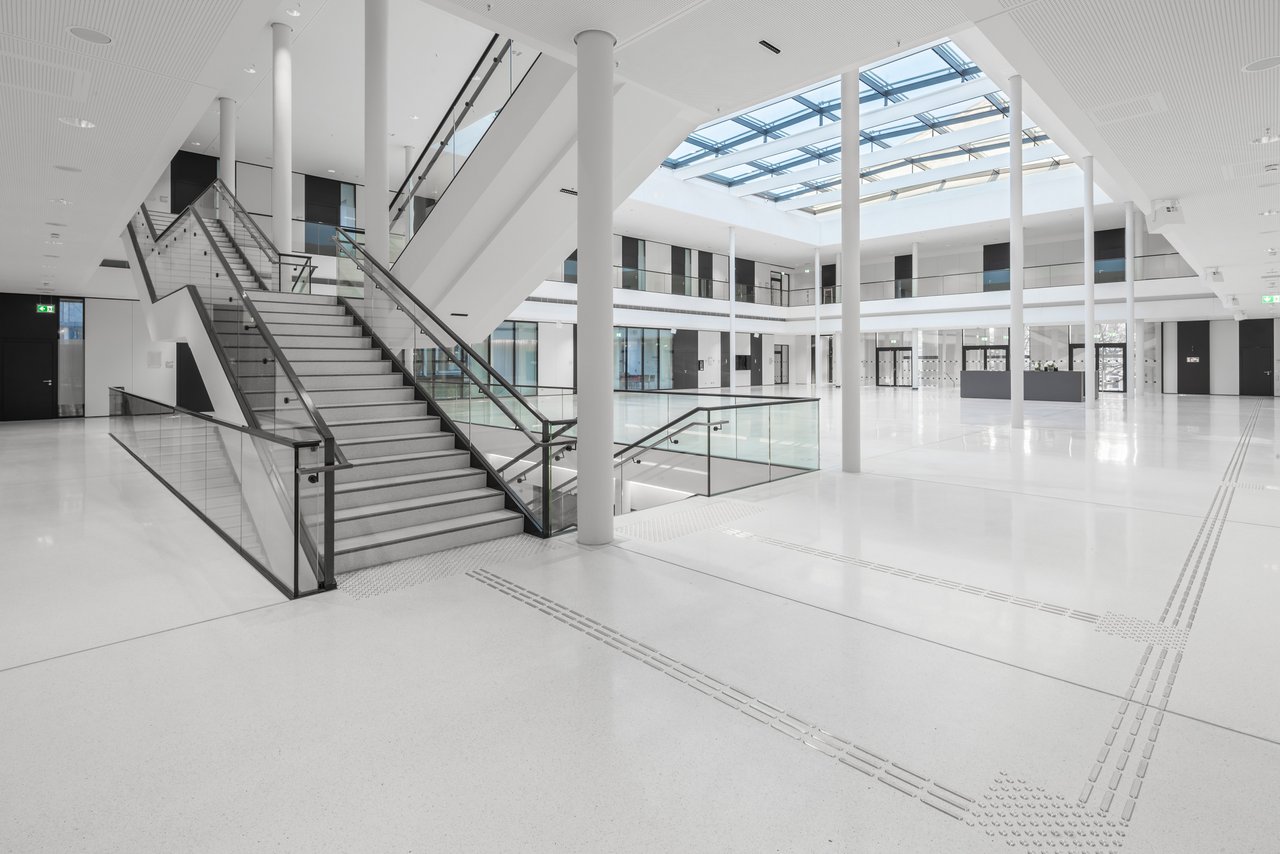 Image: © Heinrich Hecht Bright, spacious, modern: the portico hall.