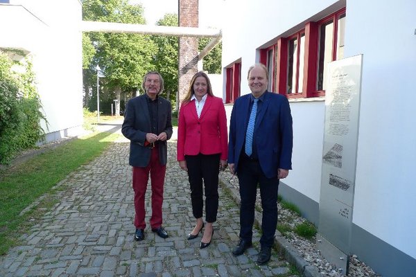 Rudolf Becker (v.l.), Dr. Gabriele Andretta und Ulrich Kinder vor dem Eingang der Museumswohnung