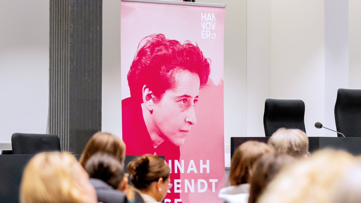 Klick auf das Bild öffnet eine vergrößerte Ansicht in einem Overlay. Zum Schließen des Overlays die ESC-Taste drücken. Plakat von Hannah Arendt im Forum des Landtages