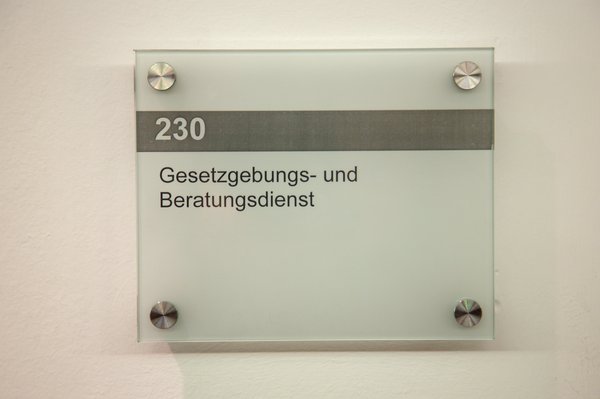 Bild: © Focke Strangmann Wegweiser zum GBD an der Wand mit Hinweis auf Zimmernummer 230