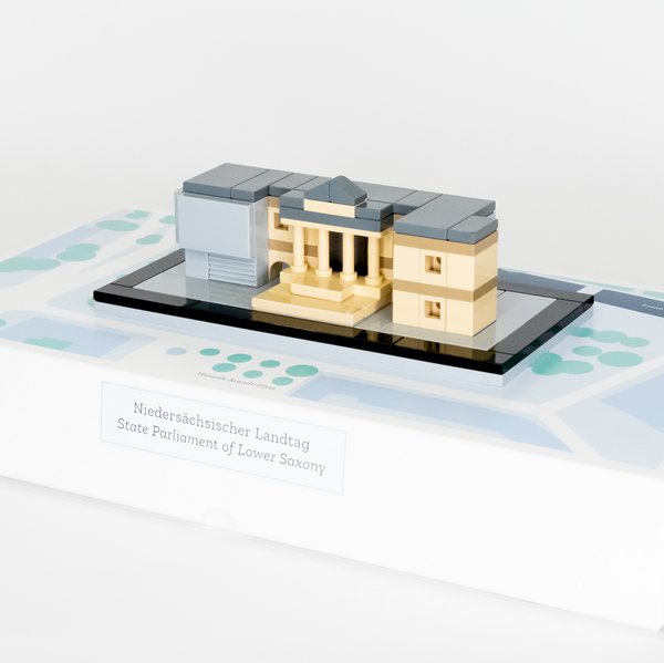 Model des Niedersächsischen Landtages aus LEGO®-Steinen
