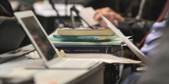 Abgeordnetentisch im Plenarsaal