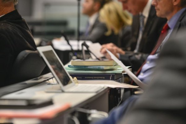 Bild: © Tom Figiel Abgeordnetentisch im Plenarsaal