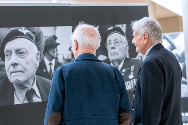 Bild: © Niedersächsischer Landtag Ausstellung „80 Jahre – Tage der Befreiung. Porträts von D-Day-Veteranen“