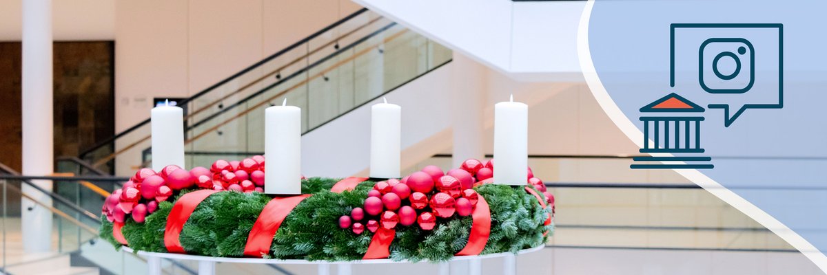 Bild: © Niedersächsischer Landtag Adventskranz in der Portikushalle. In der oberen rechten Ecke eine unregelmäßige, hellblaue Form mit einem Icon des Portikus und das Instagram-Logo in einer Sprechblase.