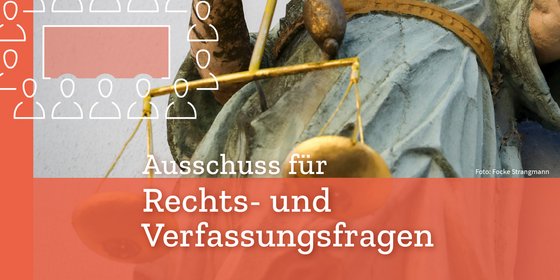 Symbolbild einer Justitia-Statue, sie ist nur im Anschnitt zusehen. Dazu orangene grafische Elemente und der Text: "Ausschuss für Rechts- und Verfassungsfragen"
