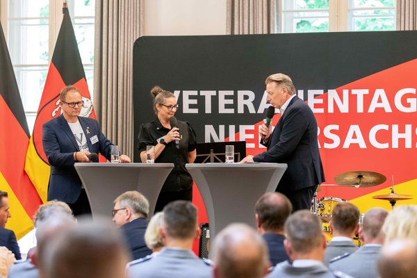 Podiumsdiskussion zum Veteranentag 2026