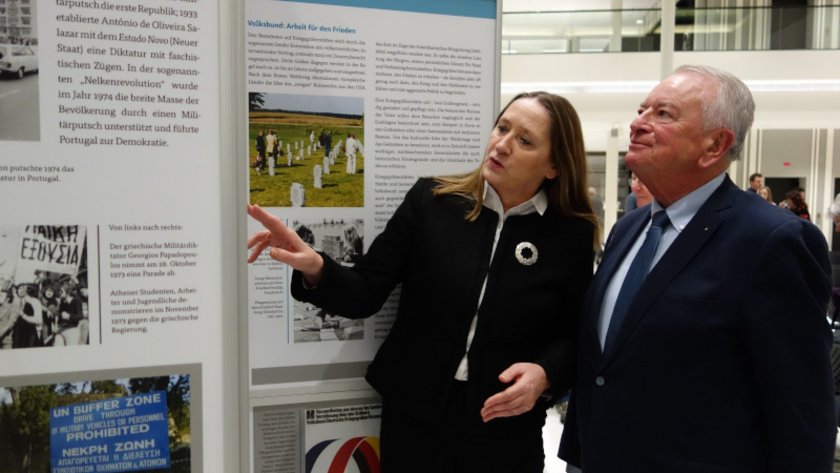 Landtagspräsidentin Dr. Gabriele Andretta mit Prof. Dr. Axel Saipa, Vorsitzender des Volksbundes Deutsche Kriegsgräberfürsorge e.V. 