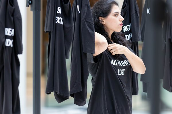 Die Künstlerin mit einem T-Shirt mit dem Aufdruck "All we have lost"