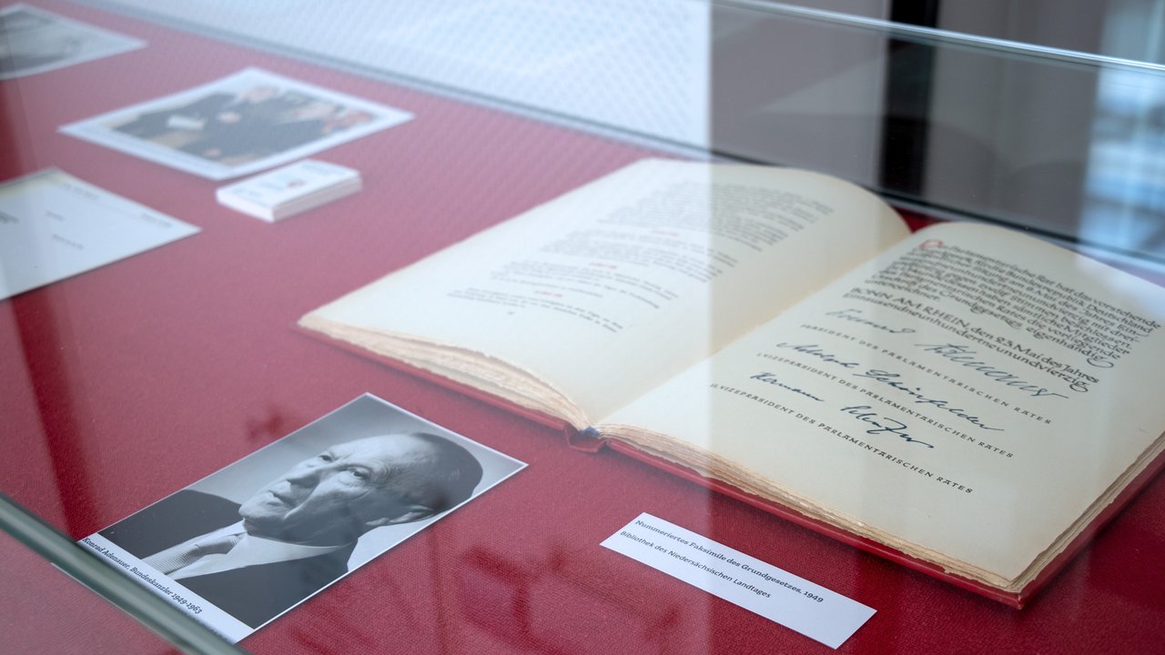 Bild: © Niedersächsischer Landtag Exponate der Jubiläumsausstellung: Fundstücke aus 75 Jahren