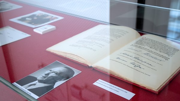 Bild: © Niedersächsischer Landtag Exponate der Jubiläumsausstellung: Fundstücke aus 75 Jahren