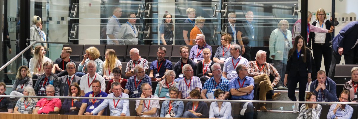 Bild: © Focke Strangmann Gäste auf einer Besuchertribüne im Plenarsaal.