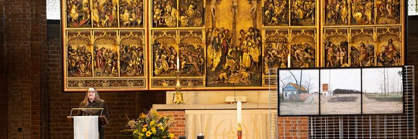 Bild: © Haus kirchlicher Dienste/Stefan Heinze Landtagspräsidentin Dr. Gabriele Andretta spricht vor gefüllten Sitzreihen, hinter ihr der Altar der Kirche.
