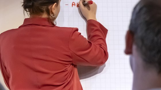 Workshop im Niedersächsischen Landtag: Eine Person schreibt etwas auf ein Whiteboard.