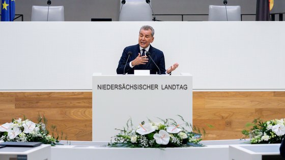 Michel Friedman am Redepult im Plenarsaal des Niedersächsischen Landtages.