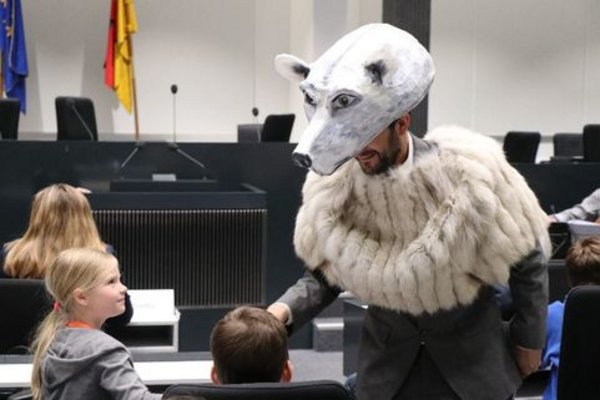 Salto Wortale: Musikalische Lesung basierend auf Erich Kästners Meisterwerk „Konferenz der Tiere“ am 9. Mai 2019 im Forum des Landtages hier: der Eisbär im Publikum