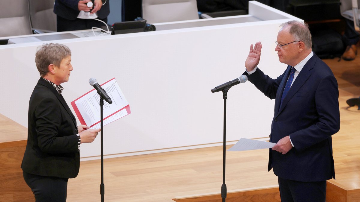Stephan Weil is sworn in as Prime Minister of Lower Saxony by Hanna Naber, president of the parliament.