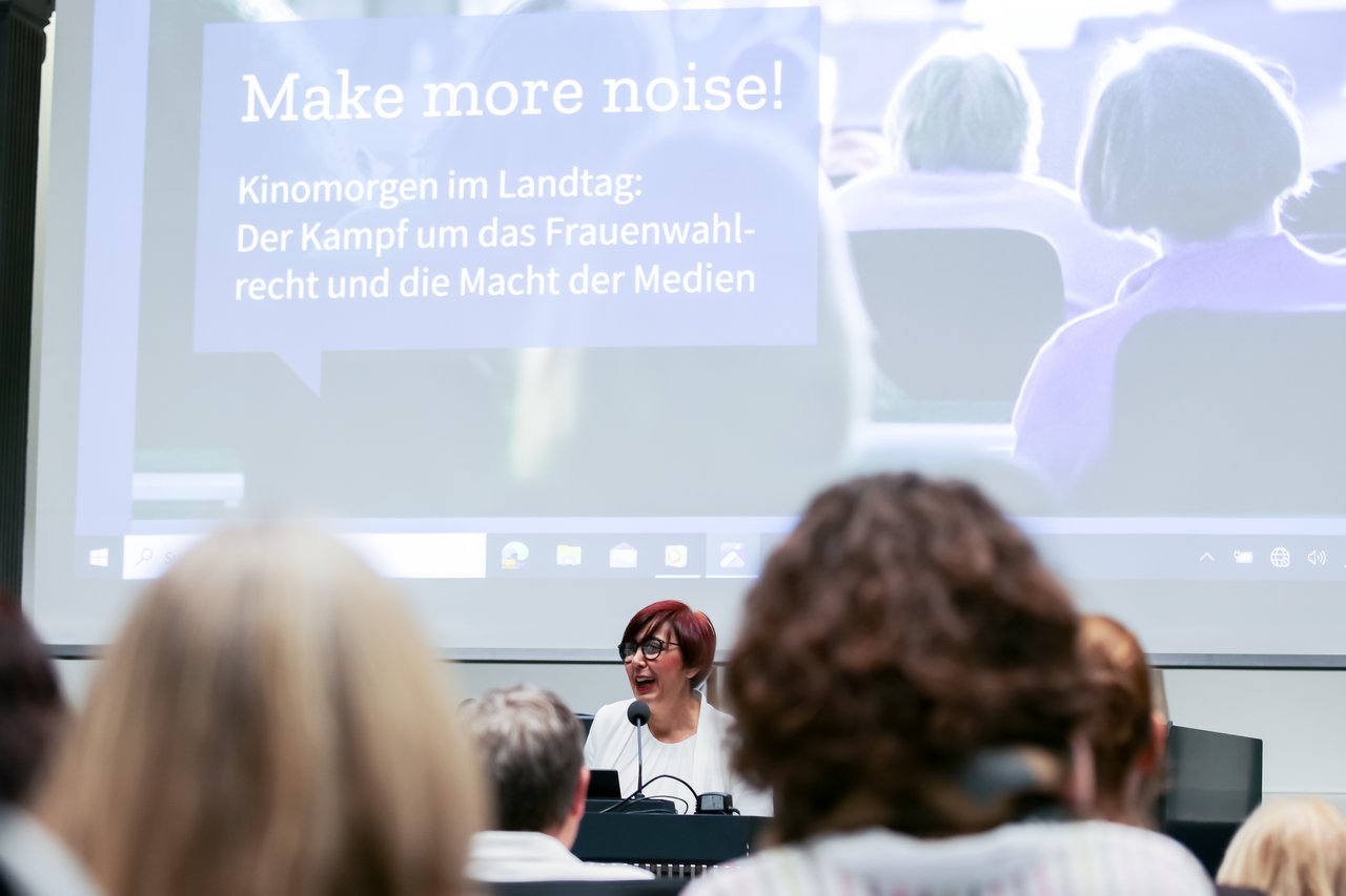 Bild: © Niedersächsischer Landtag Nima Moraghebi am Redepult vor den Gästen.