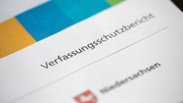 Deckblatt des aktuellen Verfassungsschutzberichtes Klick öffnet die Seite: Ausschuss für Angelegenheiten des Verfassungsschutzes