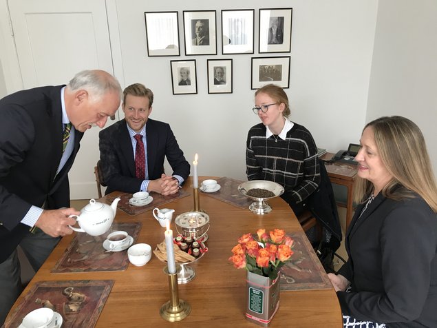 Ostfriesische Tee-Zeremonie: Franz Thiele (links) reicht den Tee der Landtagspräsidentin Dr. Gabriele Andretta (r.), Theda Eilers und Lennart Thiele. 