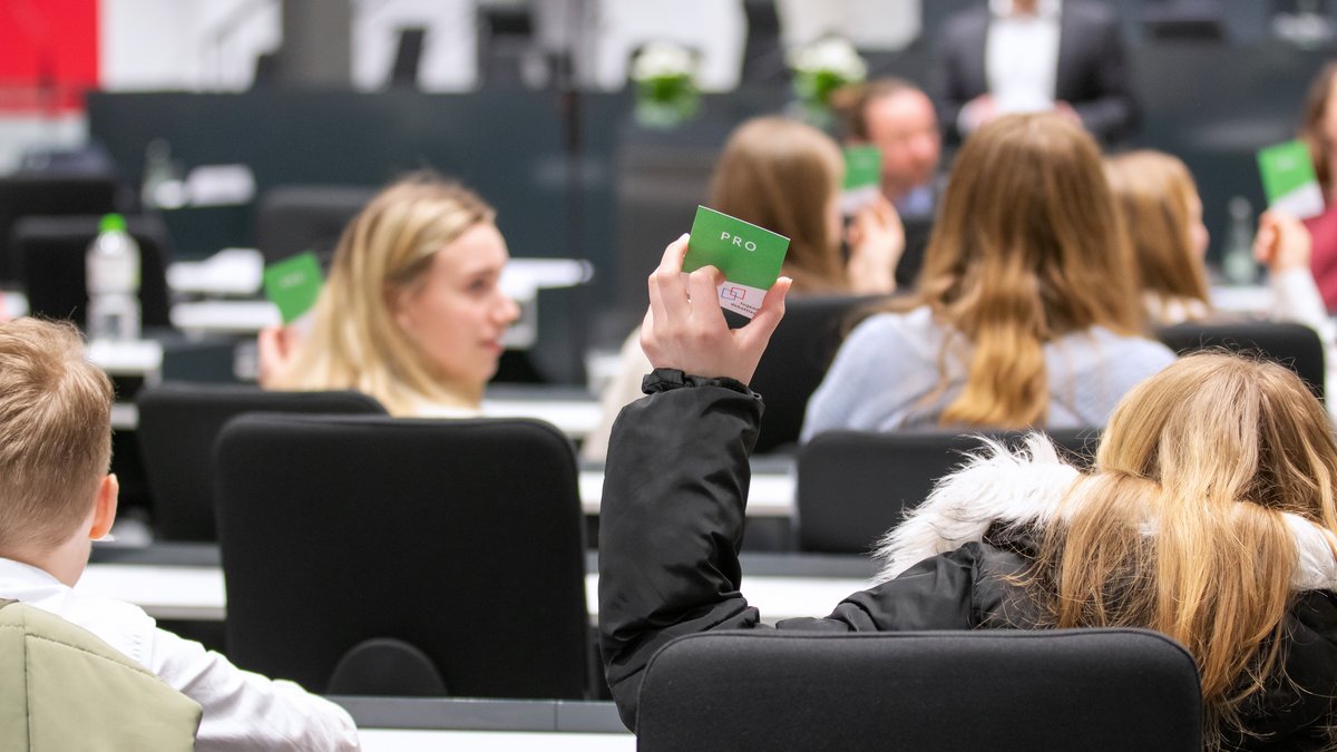 Grüne Karten mit er Aufschrift "Pro" werden hochgehalten.