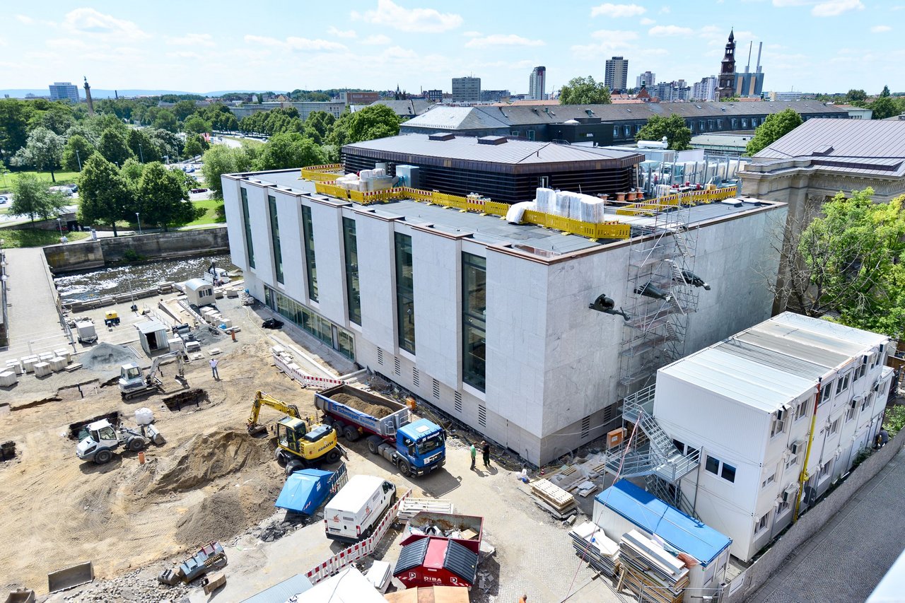 Plenarsaalgebäude mit Platz der Göttinger Sieben im Juli 2017 