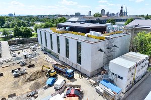 Bild: © Tom Figiel Plenarsaalgebäude mit Platz der Göttinger Sieben im Juli 2017