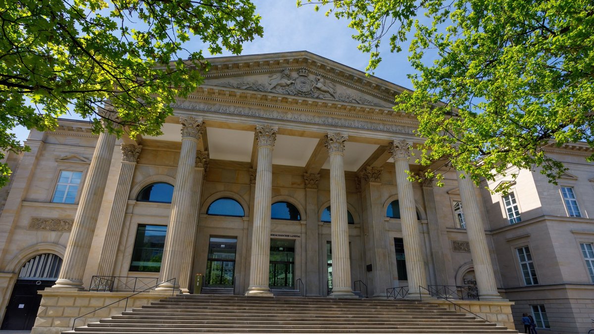 Klick auf das Bild öffnet eine vergrößerte Ansicht in einem Overlay. Zum Schließen des Overlays die ESC-Taste drücken. Niedersächsischer Landtag in Hannover: Portikus des Leineschlosses 