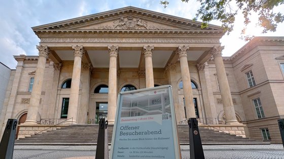 Ankündigungsplakat zum Besucherabend vor dem Landtag