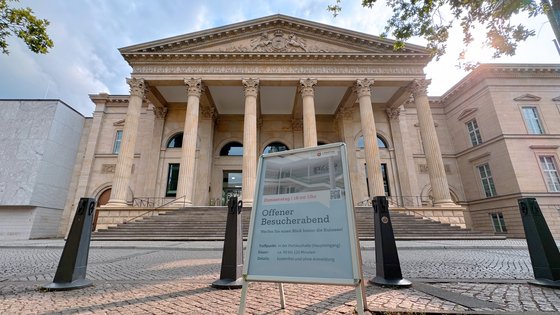 Ankündigungsplakat zum Besucherabend vor dem Landtag