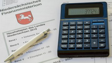 Haushaltsplan, Stift und Taschenrechner sind zu sehen. Klick öffnet die Seite: Unterausschuss "Prüfung der Haushaltsrechnungen"