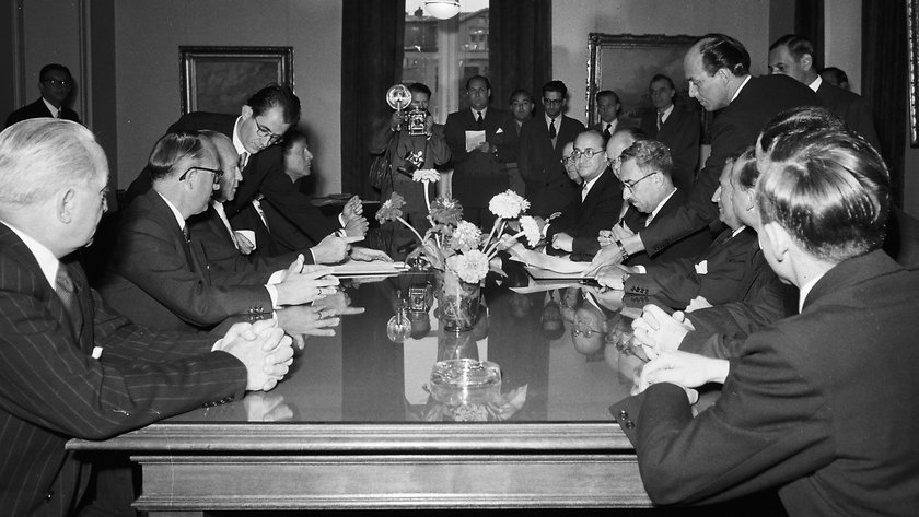 Schwarzweiß-Foto von der Unterzeichnung des Luxemburger Abkommens zur Wiedergutmachung nationalsozialistischen Unrechts am 10. September 1952