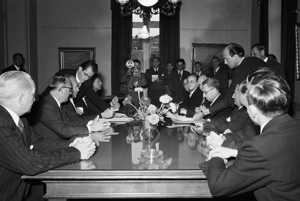 Schwarzweiß-Foto von der Unterzeichnung des Luxemburger Abkommens zur Wiedergutmachung nationalsozialistischen Unrechts am 10. September 1952