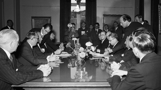 Schwarzweiß-Foto von der Unterzeichnung des Luxemburger Abkommens zur Wiedergutmachung nationalsozialistischen Unrechts am 10. September 1952