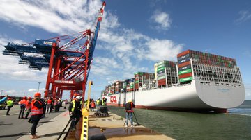 Großes Schriff, Kräne und Container Klick öffnet die Seite: Unterausschuss "Häfen und Schifffahrt"