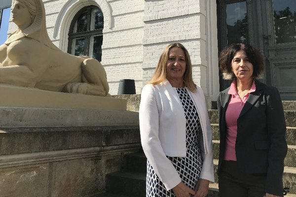 Dr. Gabriele Andretta und Dr. Ursula Warnke vor dem Landesmuseum