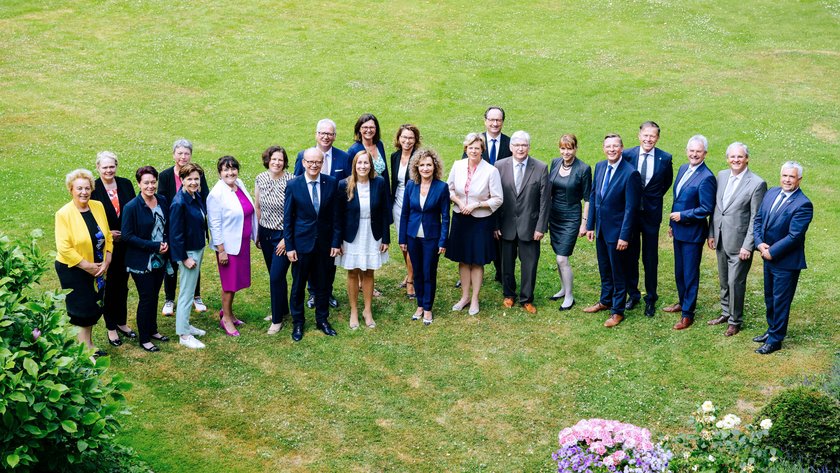 Gruppenfoto der Präsidentinnen und Präsidenten der 30 deutschsprachigen Landtage aus Deutschland, Österreich, Südtirol und der deutschsprachigen Gemeinschaft in Belgien auf einer Wiese.