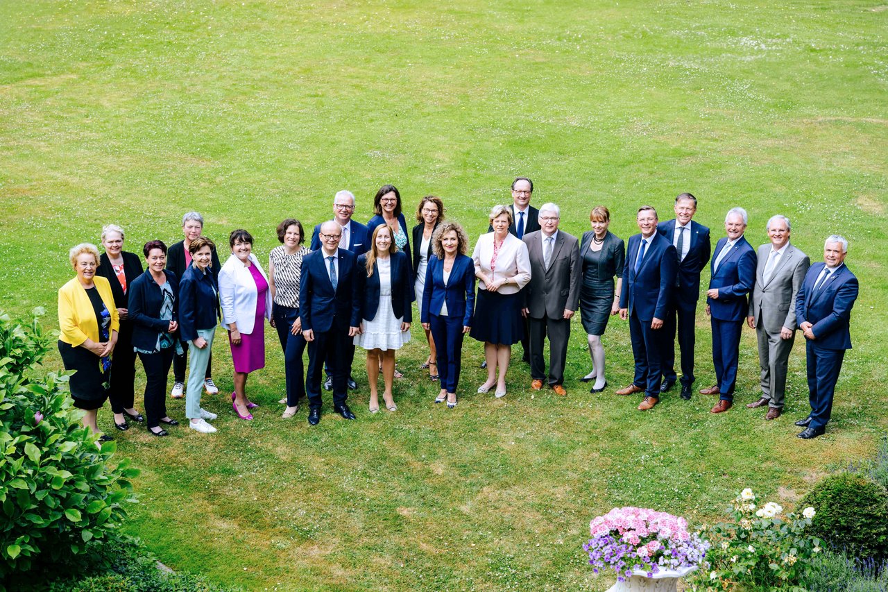 Gruppenfoto der Präsidentinnen und Präsidenten der 30 deutschsprachigen Landtage aus Deutschland, Österreich, Südtirol und der deutschsprachigen Gemeinschaft in Belgien auf einer Wiese.