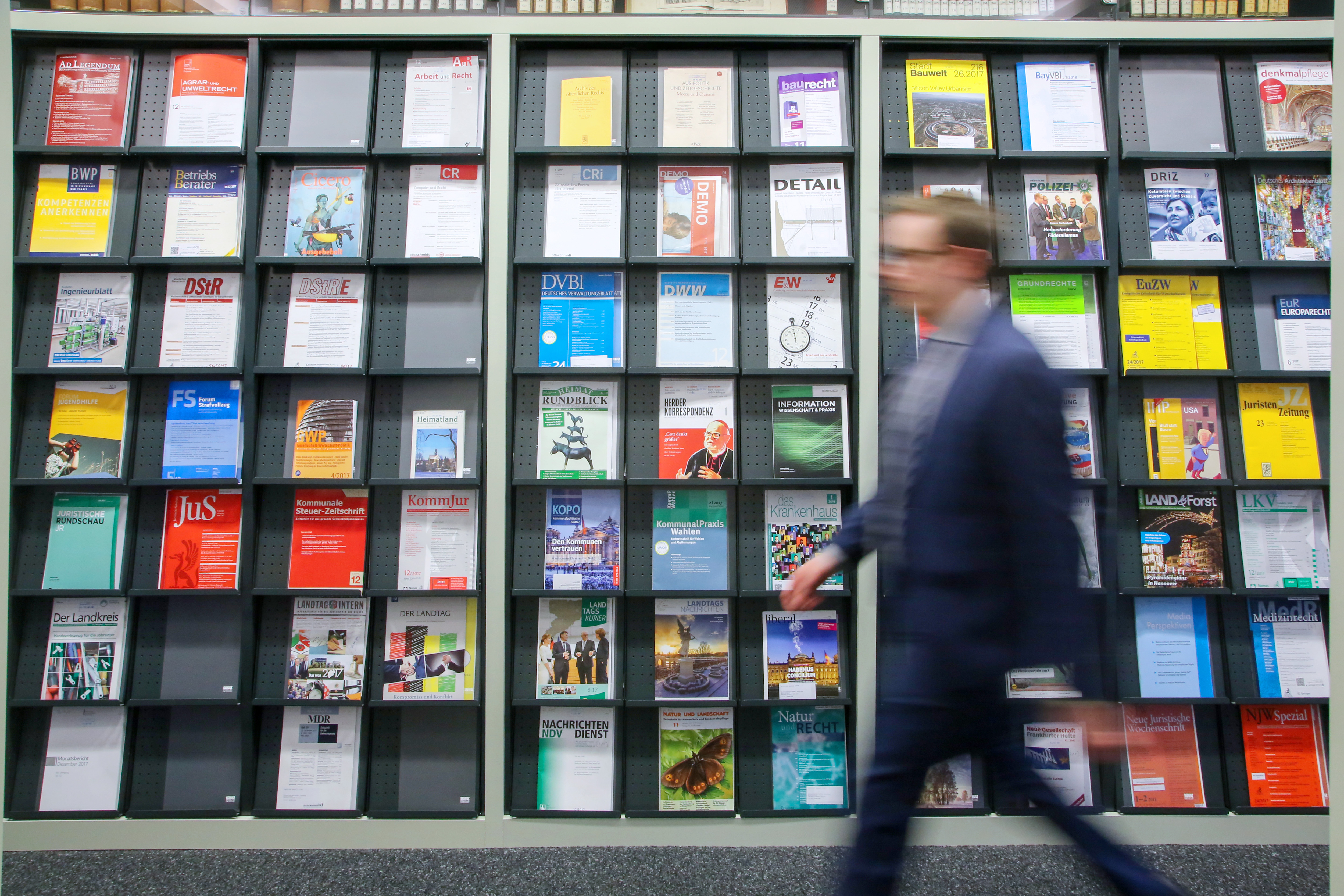 Diverse Zeitschriften in einem großen Regal.