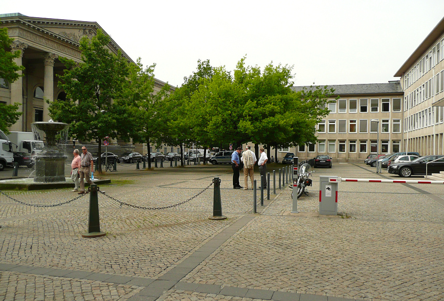 Hannah-Arendt-Platz, links das Leineschloss, rechts das Sozialminiserium.
