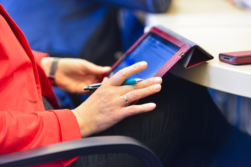 Frau im Anschnitt mit Tablet